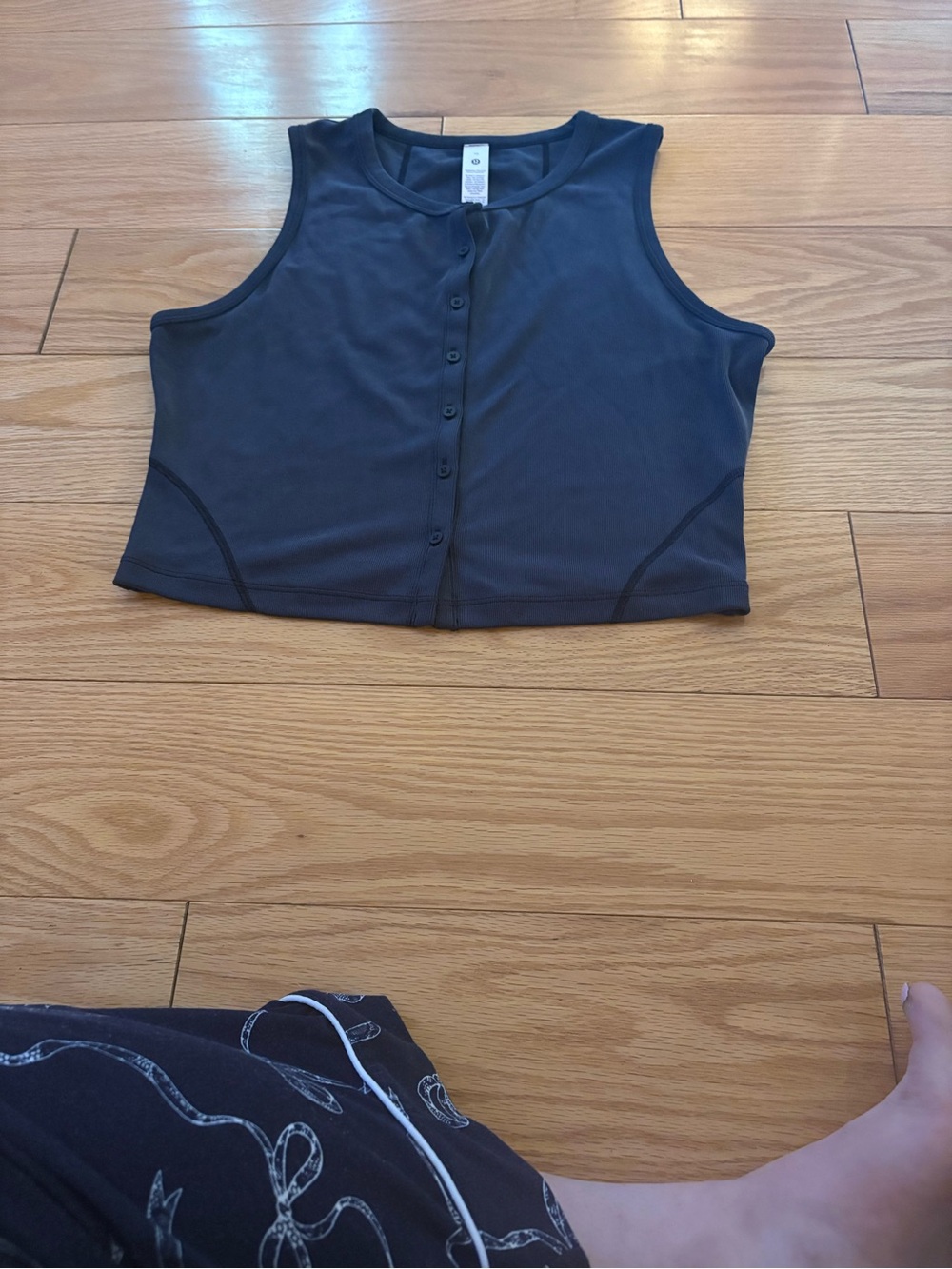 lululemon athletica Sleeveless Button-Front Crop Top in Charcoal Gray